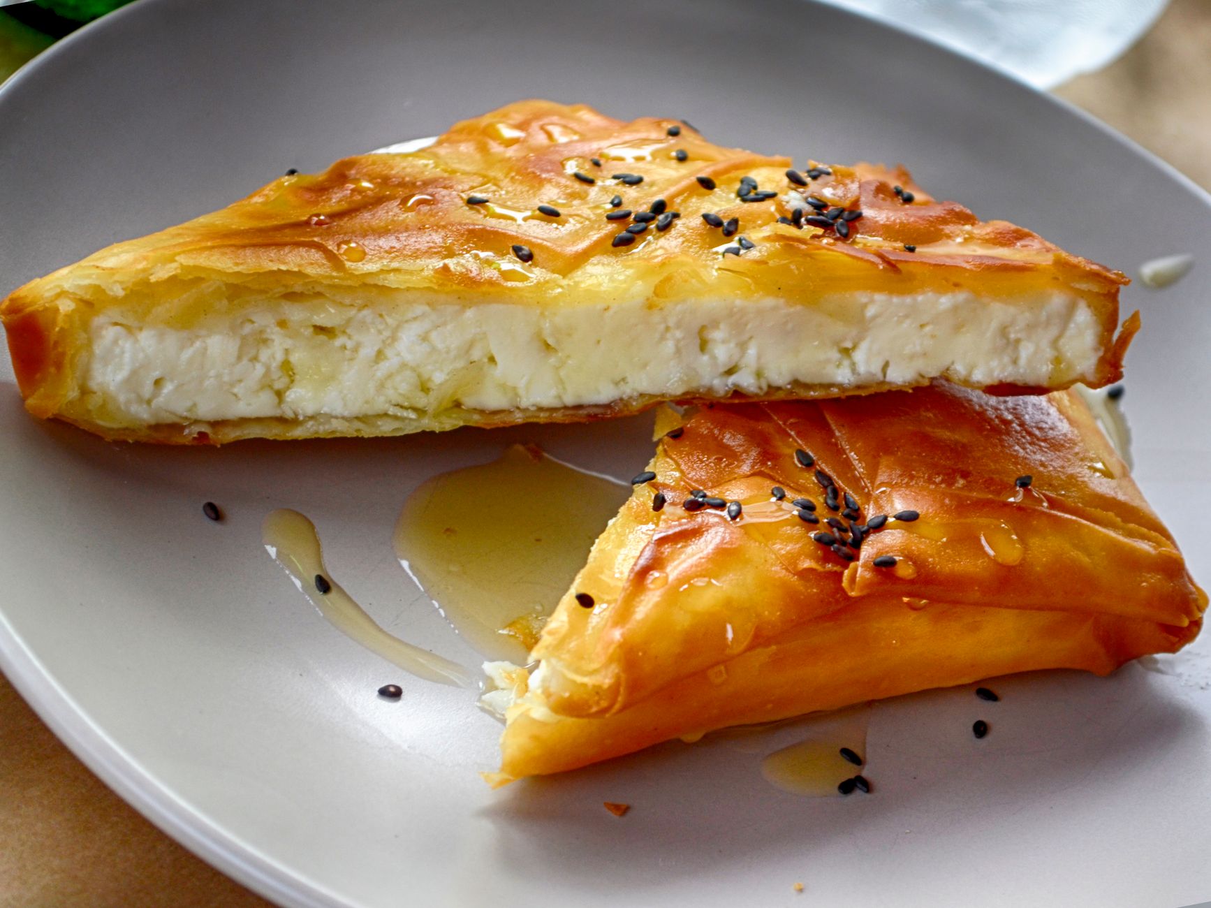 Η γαλατόπιτα και η φέτα με μέλι κερδίζουν τη street food σκηνή